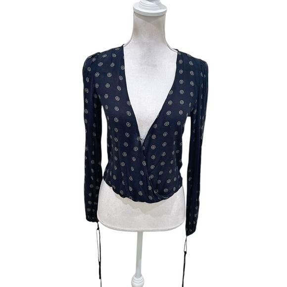 Urban Outfitters v neck faux wrap navy Blue medallion print Blouse balloon sz xs - Picture 1 of 9